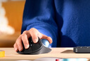 罗技（Logitech）ERGO M575 人体工学鼠标 轨迹球鼠标 无线蓝牙双模 办公鼠标  带无线2.4G接收器 石墨黑 实拍图