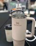 STANLEY巨无霸吸管杯水杯保温杯大容量不锈钢杯子车载办公887ML-晶粉色 实拍图