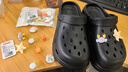 名创优品（MINISO）洞洞鞋女款2025新款eva防滑防臭沙滩鞋增高凉拖鞋女夏季外穿 黑色+海洋星星(10个)滴塑 38-39 实拍图