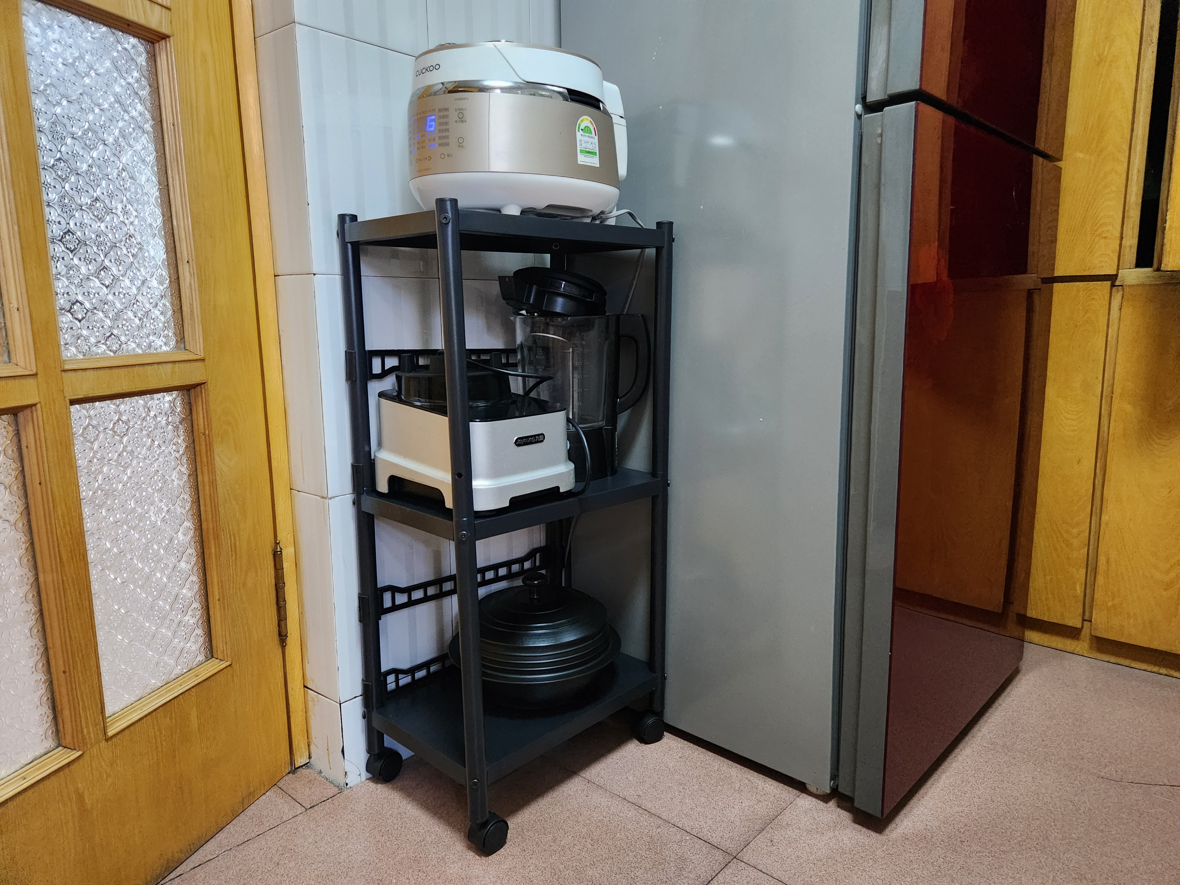 妙立（Miaoli）厨房夹缝置物架落地多层多功能围栏收纳架微波炉架子家用储物架 护栏3层27*40*80[4轮+4脚垫] 实拍图