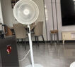 美的（Midea）【飓风节能】七叶柔风立式电风扇/家用轻音落地扇/台式小型风扇/大风力遥控定时摇头风扇SAH35BSJ 实拍图
