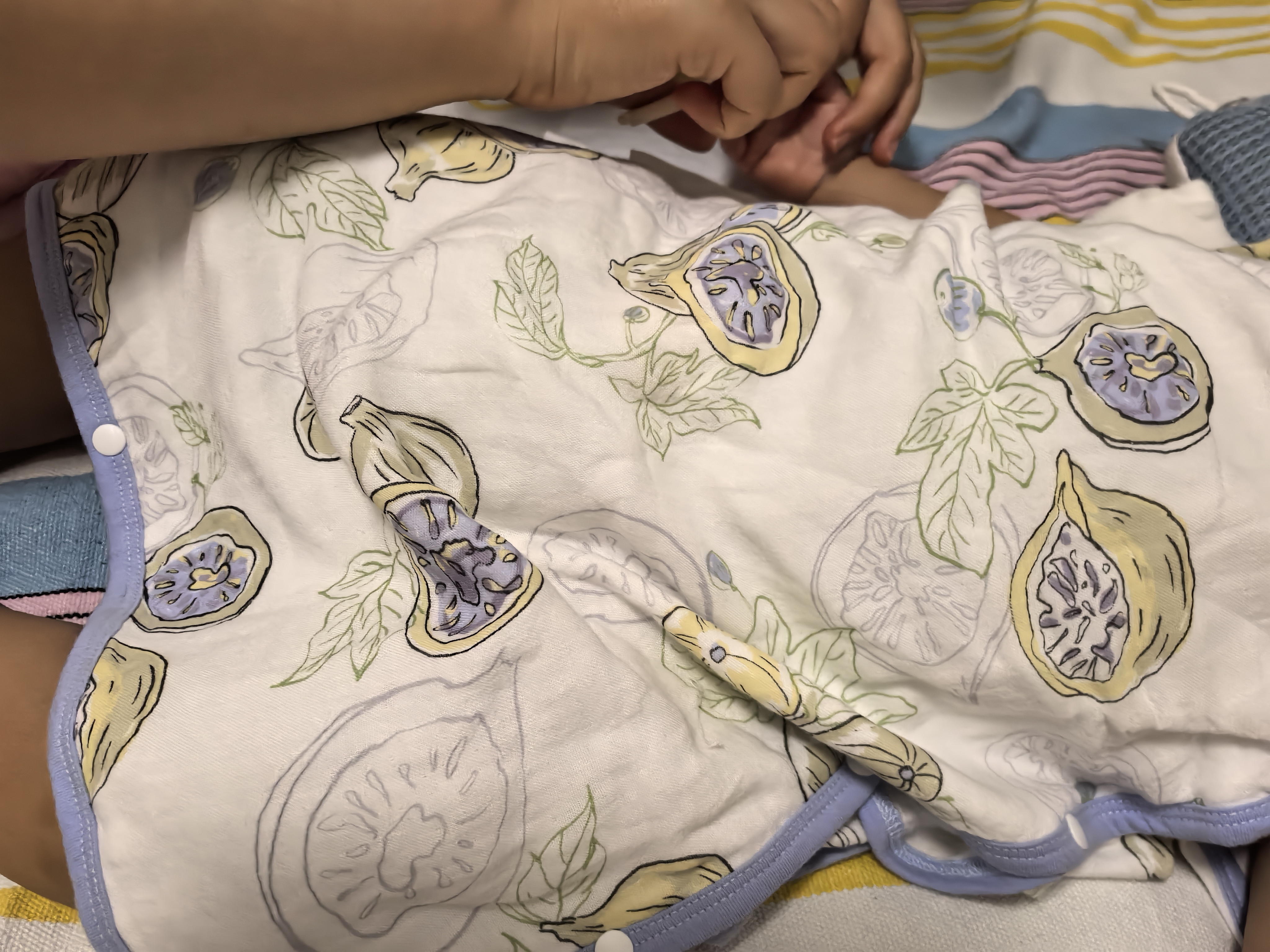 爱贝迪拉（AIBEDILA）婴儿纱布睡袋宝宝夏季薄款夏天背心式防踢被神器新生儿童四季通用 【特价】适用22-30℃丨水果（精梳棉） S码（1岁内，身高65cm内盖住脚） 实拍图