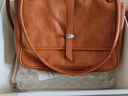 裘真复古001邮差包女单肩通勤大容量斜挎包植鞣头层牛皮包 焦糖色-中号 实拍图