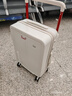 袋鼠（KANGAROO）宽拉杆行李箱新款18寸小型多功能轻便登机箱高颜值学生加厚旅行箱 贝壳白【杯架+充电接口+挂钩】 18英寸 【航空可上飞机】 实拍图