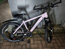 Jeep吉普山地车自行车学生成人减震碟刹通勤变速越野青少年巡航者C800 RC750-辐条轮-珊瑚粉 26寸(建议身高155-180cm) 24速运动版 实拍图