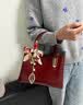 喵小姐（MISSMIAO）送妈妈生日礼物4060岁喜婆婆母亲大气婚宴包红色新娘包女士手提包 酒红色+挂饰+花束(通勤日常可用妈妈婚宴包) 高级感复古油蜡皮妈妈包订婚包 实拍图