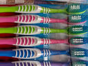 高露洁（Colgate） 适齿炭牙刷 4支 （适齿刷毛 深入深洁）（新老包装随机发） 实拍图