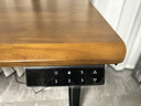 惠寻京东自有品牌 实木电动升降桌电脑桌家用学习桌子可升降办公书桌 【隐藏双电机】北美黑胡桃色 100*60（3CM实木桌面） 实拍图