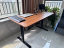 喜米莱【热卖款式】电动升降桌电脑电竞桌台式学习书桌实木办公直播桌子 【单电机】胡桃色+黑腿18mm桌面 长140宽70高75cm 实拍图