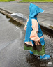 牧萌儿童雨衣男女童带书包位防水透气宝宝时尚风衣式雨披 松针绿 2XL 实拍图