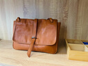 裘真复古001邮差包女单肩通勤大容量斜挎包植鞣头层牛皮包 焦糖色-中号 实拍图