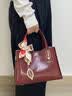 喵小姐（MISSMIAO）送妈妈生日礼物4060岁喜婆婆母亲大气婚宴包红色新娘包女士手提包 酒红色+挂饰+花束(通勤日常可用妈妈婚宴包) 高级感复古油蜡皮妈妈包订婚包 实拍图