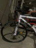 狮卡途死飞自行车成年人学生上下班代步车双碟刹减震变速越野公路赛车 30高刀-黑黑白色+骑行大礼包 26寸24速直把 实拍图