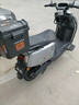 凤凰（Phoenix）2025新款电动摩托车M95电动车72V超长续航代步车男女士电瓶车前后碟刹两轮长跑王电摩高速踏板车 升级款大牛八代枪灰色【护杠+尾箱】 60V24A载能铅酸-续航约75公里 实拍图