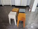 万坤家用凳子塑料凳子加厚家用客厅高凳餐厅凳简约可摞叠特厚圆塑胶凳 (八把装)颜色备注默认发灰色 3.5斤/把加厚款 实拍图