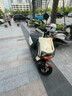 凤凰（Phoenix）2025新款电动摩托车M95电动车72V超长续航代步车男女士电瓶车前后碟刹两轮长跑王电摩高速踏板车 升级款大牛八代枪灰色【护杠+尾箱】 60V24A载能铅酸-续航约75公里 实拍图