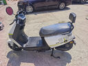五羊【官方正品】2025款电动摩托车NFC解锁大功率电动车俩轮代步电摩男女时尚电动踏板车 源彩白/速度50M/前碟后鼓/靠背板 72V22A/全新石墨烯电池/木架发货 实拍图