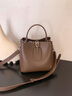 viney牛皮包包女包新款水桶包大容量斜挎包生日圣诞礼物送女生女友 【咖啡色】圣诞节礼物送老婆高级感实用洋气单肩包 品牌轻奢时尚通勤手提包 实拍图