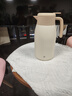 京东京造保温壶 暖水壶大容量家用热水瓶不锈钢316 一壶两杯 2.2L燕麦色 实拍图
