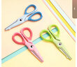 得力（deli）【超级爆款】小鳄鱼儿童剪刀 安全型软胶护手 学生手工DIY剪纸刀 小学生幼儿剪子 绿色6071 实拍图