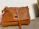 裘真复古001邮差包女单肩通勤大容量斜挎包植鞣头层牛皮包 焦糖色-中号 实拍图