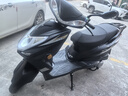 坤豪125踏板摩托车踏板车燃油助力车国四电喷可上牌省油摩外卖车街车 磨砂黑电喷版(/USB接口/尾箱/合格证/发票礼包) 实拍图