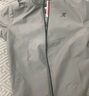 特步防泼水外套秋冬新款男夹克上衣跑步服户外骑行服双层风衣运动服 0015常规-霜地灰/棉花白-字母撞色 2XL 实拍图