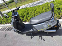 五羊【官方正品】2025款电动摩托车NFC解锁大功率电动车俩轮代步电摩男女时尚电动踏板车 源彩白/速度50M/前碟后鼓/靠背板 72V22A/全新石墨烯电池/木架发货 实拍图