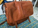 裘真【宋佳同款】植鞣羊皮信使双肩包大容量上班通勤休闲背包新款 焦糖色-大号暂不预售 实拍图