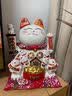 吉猫堂招财猫摆件开业大号自动摇手店铺前台家居客厅装饰发财猫送礼礼品 33CM高【日進桶金生意兴隆】摇手猫 【礼盒+坐垫+围脖】电池插电两用 实拍图