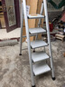 肯泰梯子家用折叠梯子铝合金人字梯室内多功能爬梯加厚加粗银色五步 实拍图