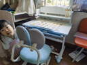 益威（EIEV）儿童学习书桌椅套装可升降中小学生桌椅子写字桌课桌男女生手摇款 移动脚踏+乳胶追背+双叶灯椅套蓝 实拍图