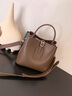 viney牛皮包包女包新款水桶包大容量斜挎包生日圣诞礼物送女生女友 【咖啡色】圣诞节礼物送老婆高级感实用洋气单肩包 品牌轻奢时尚通勤手提包 实拍图