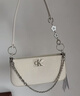 Calvin Klein时尚腋下包礼物通勤洋气包包金属字母拉链CK女包单肩法棍包DH3237 67U-牛奶白 OS 实拍图