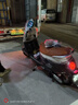 爱玛电动摩托车 Q7石墨烯铅酸大电池长续航大功率豪华复古智能舒适电动车  璀璨鲸灰 实拍图