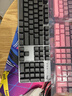 罗技（Logitech）K845机械键盘 有线键盘 办公电脑打字键盘  电竞游戏发光全尺寸个性化定制键帽 K845红轴+黑莓透光键帽+桌垫 实拍图