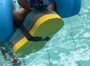 京东京造 背漂儿童游泳浮漂 游泳训练装备初学者教学辅助漂浮板 灰黄绿 实拍图