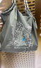 沐霓日系刺绣手提斜挎帆布包购物袋大容量通勤包防水单肩包托特包 蓝瓶子 深灰色+ 黑白肩带 中号 实拍图