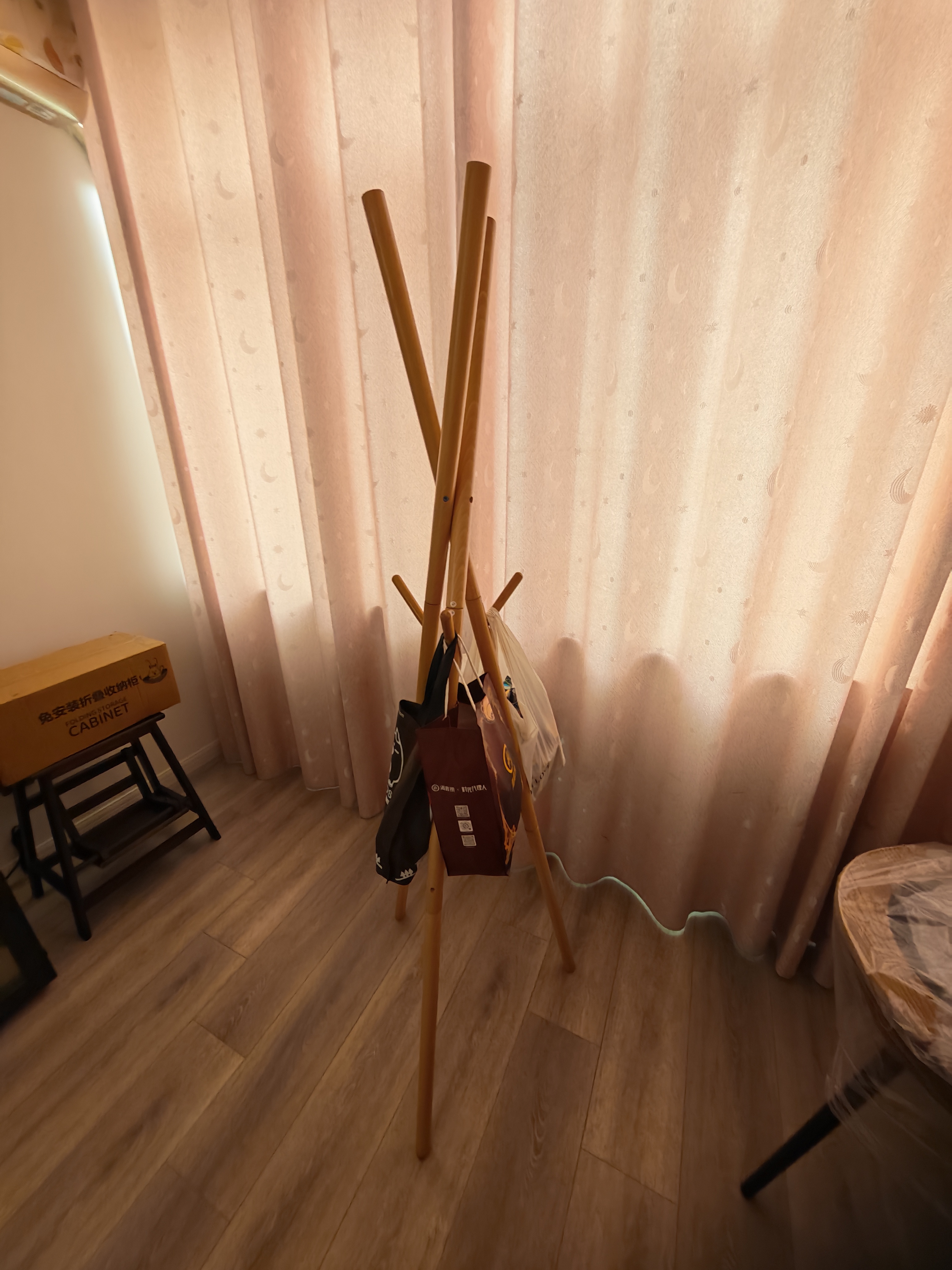 全友家居门口衣帽架实木落地卧室挂衣架现代简约落地立式衣服架子KS 原木色|三脚架衣帽架 实拍图