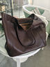 裘真新年礼物 008水桶包女斜挎通勤大容量真皮复古小众植鞣牛皮包包 咖啡色-大号 实拍图