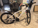 凤凰官方旗舰店山地自行车男女士变速单车青少年学生越野公路赛车途瑞 铝架【三刀/油碟刹】青白色 26寸【适合160-185cm】 27速 实拍图