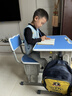 晶霄儿童学习桌椅套装作业课桌子小孩书桌写字桌学校小学生家用可升降 【校园款】双柱课桌+椅 天空蓝 实拍图