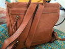 裘真【宋佳同款】植鞣羊皮信使双肩包大容量上班通勤休闲背包新款 焦糖色-大号暂不预售 实拍图