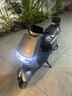 五羊【官方正品】2025款电动摩托车NFC解锁大功率电动车俩轮代步电摩男女时尚电动踏板车 星球灰/速度50M/前碟后鼓/靠背板 60V26A/全新石墨烯电池/木架发货 实拍图