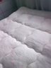南极人（Nanjiren）双面羊羔绒床垫褥子1.2x2米冬季加厚加绒榻榻米垫宿舍牛奶绒软垫 羊羔绒-灰色【蓄热保暖 快速升温 拒绝掉绒】 120x200cm【双面可用 久睡不塌】 实拍图