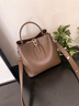 viney牛皮包包女包新款水桶包大容量斜挎包生日圣诞礼物送女生女友 【咖啡色】圣诞节礼物送老婆高级感实用洋气单肩包 品牌轻奢时尚通勤手提包 实拍图