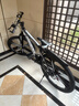 金武端自行车成人山地车公路赛车单车骑行变速超轻越野中学生初中青少年 尊享版-三刀轮-黑白色【铝架】 27.5寸24速 实拍图