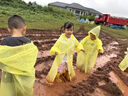 巴迪高（BADIGAO）一次性雨衣儿童一体全身加厚加大透明防暴雨便携漂流雨披书包 实拍图
