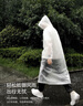 蕉趣（BANANA TRIP）一次性雨衣(全新料)加厚成人户外连帽四排扣连体雨披 灰色1个装 实拍图