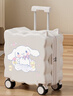 希仲儿童行李箱女孩可骑可坐卡通可爱小型登机箱拉链结实耐用旅行箱 白色玉桂狗-加厚pc/杯架 20英寸 【超轻便，可手提上飞机】 实拍图